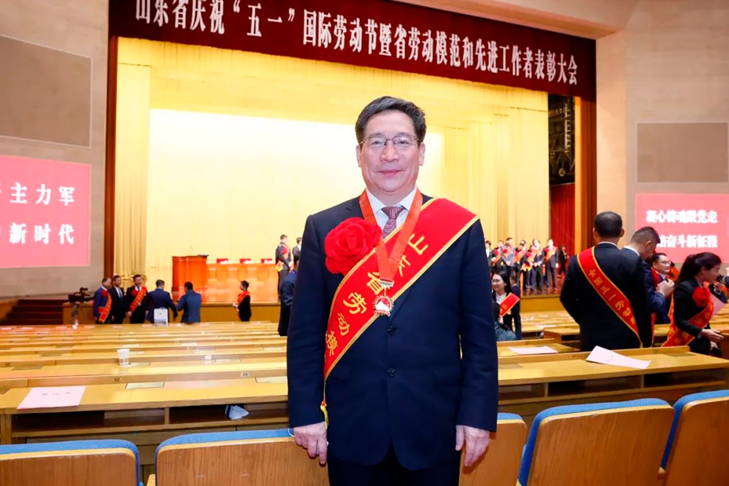 喜報(bào)！李永勝董事長(zhǎng)被授予“山東省勞動(dòng)模范”稱號(hào) 受省委、省政府表彰 (5)